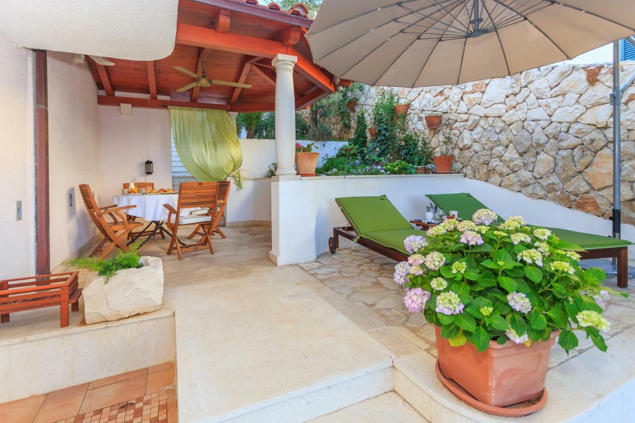 Holiday Home Lola, Sea On A Palm! Heated Pool Trogir Phòng bức ảnh