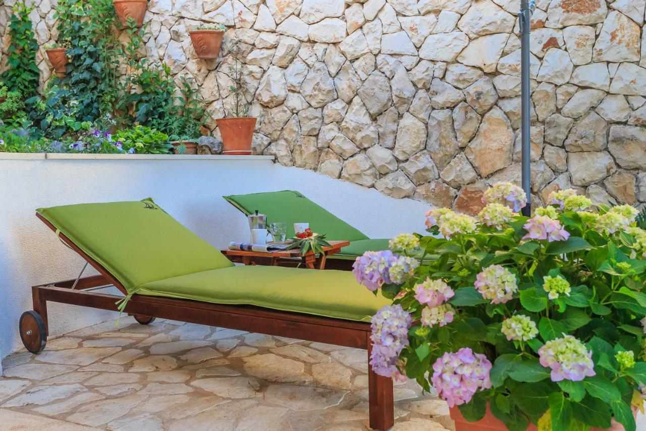 Holiday Home Lola, Sea On A Palm! Heated Pool Trogir Ngoại thất bức ảnh