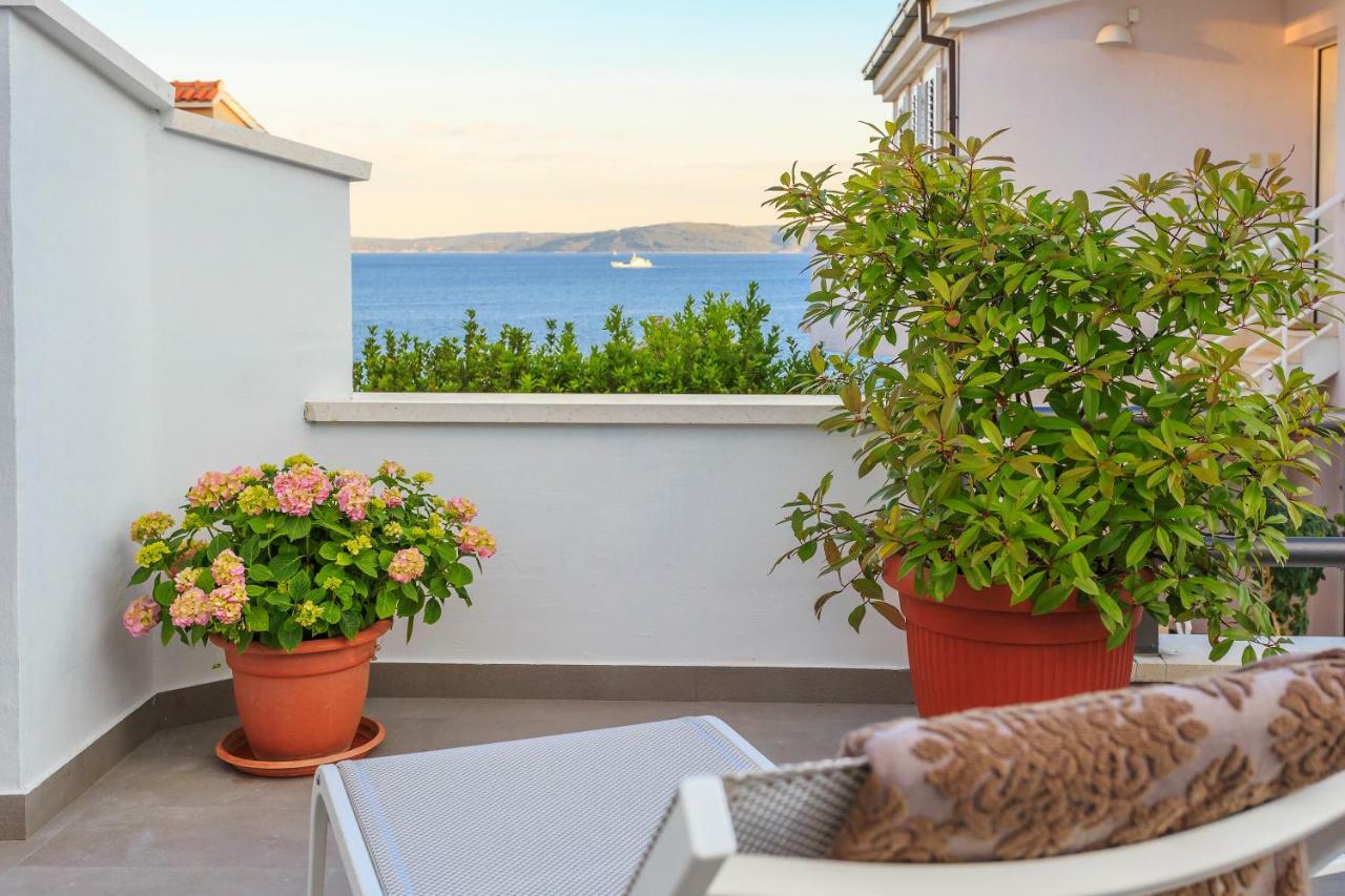 Holiday Home Lola, Sea On A Palm! Heated Pool Trogir Ngoại thất bức ảnh