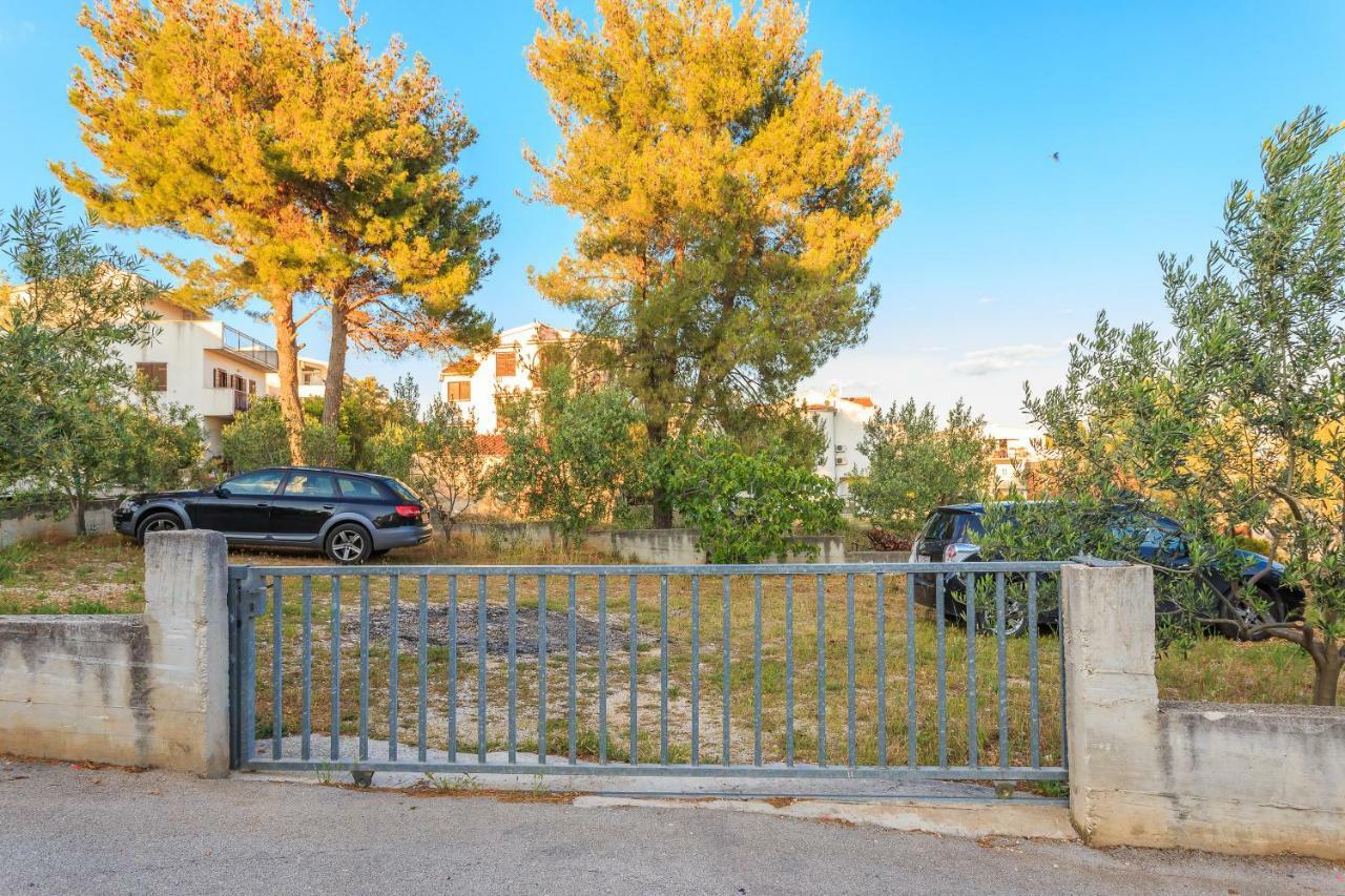 Holiday Home Lola, Sea On A Palm! Heated Pool Trogir Ngoại thất bức ảnh