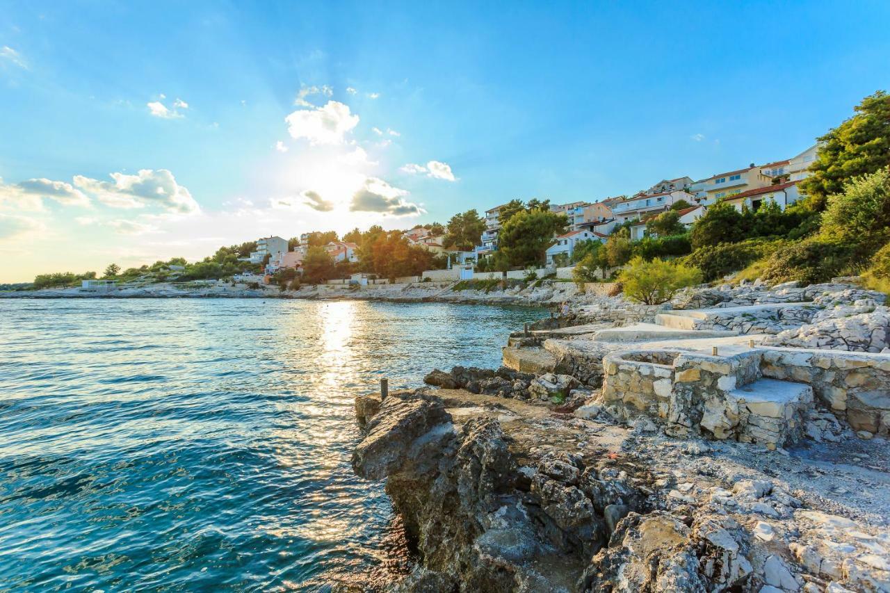 Holiday Home Lola, Sea On A Palm! Heated Pool Trogir Ngoại thất bức ảnh