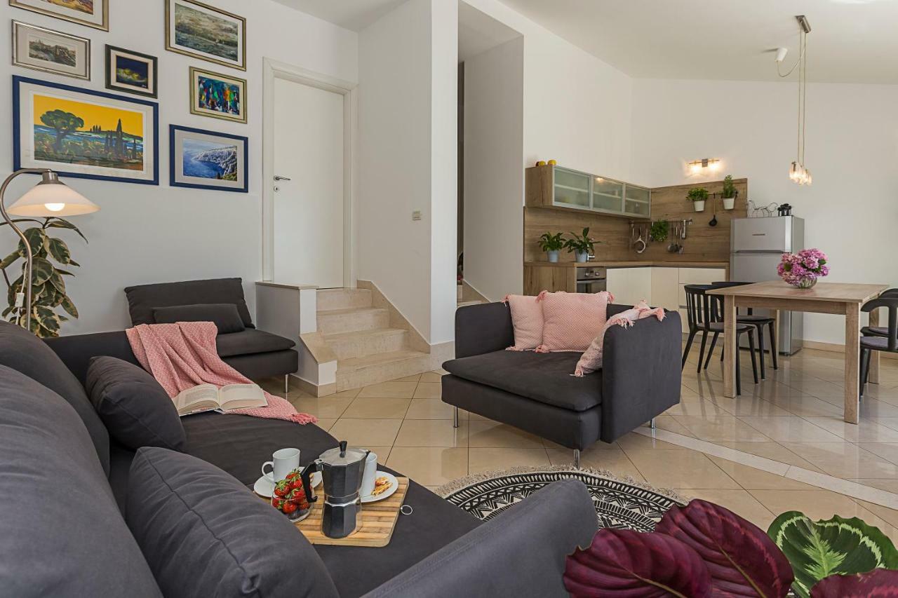 Holiday Home Lola, Sea On A Palm! Heated Pool Trogir Ngoại thất bức ảnh