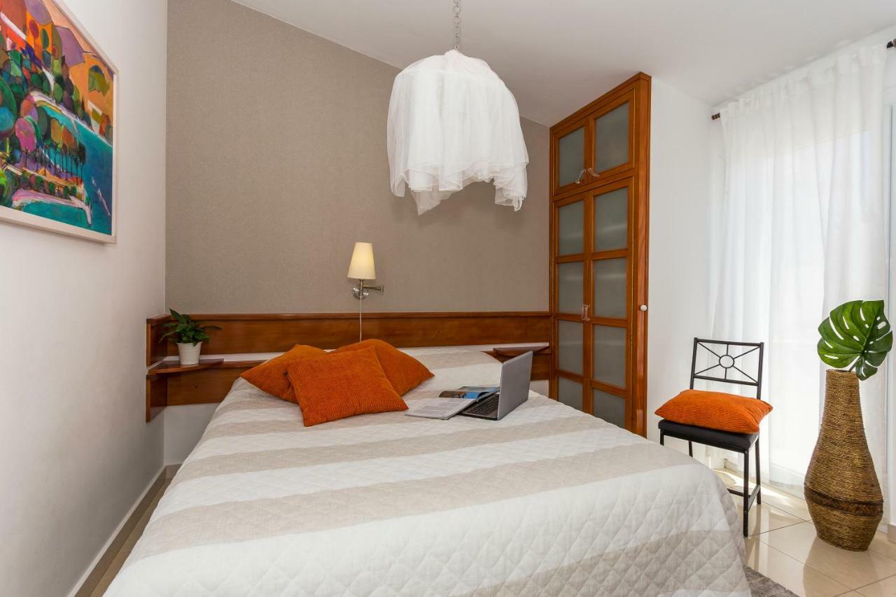 Holiday Home Lola, Sea On A Palm! Heated Pool Trogir Ngoại thất bức ảnh