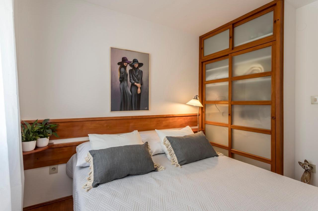 Holiday Home Lola, Sea On A Palm! Heated Pool Trogir Ngoại thất bức ảnh