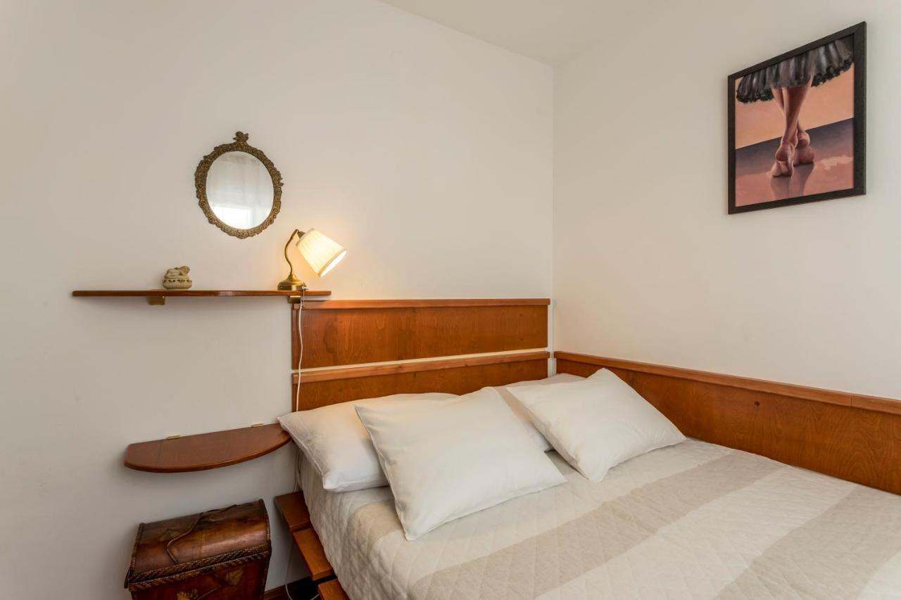 Holiday Home Lola, Sea On A Palm! Heated Pool Trogir Ngoại thất bức ảnh