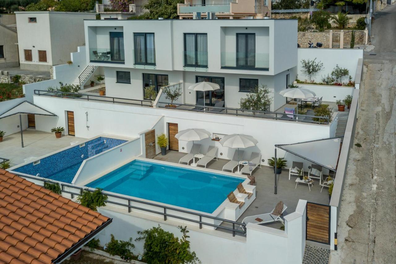 Holiday Home Lola, Sea On A Palm! Heated Pool Trogir Ngoại thất bức ảnh