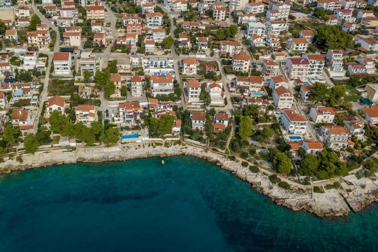 Holiday Home Lola, Sea On A Palm! Heated Pool Trogir Ngoại thất bức ảnh